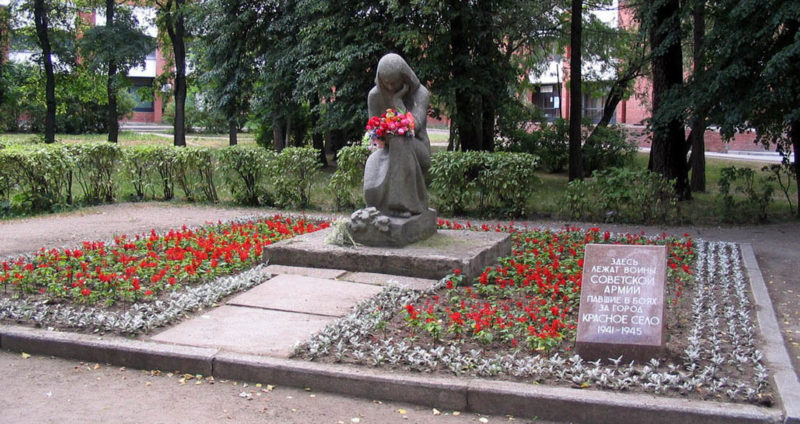 г. Красное Село. Скульптура «Скорбящая мать» была установлена в 1980 году в сквере на проспекте Ленина, 81 на братской могиле, погибших воинов. Скульптор - Е. К. Дмитриев.