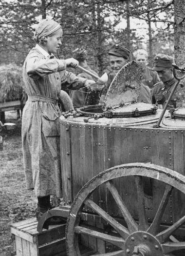 Раздача пищи солдатам. 1941 г. 