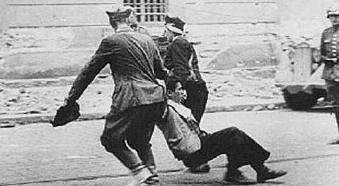 Немцы загоняют евреев в гетто. 1941 г.