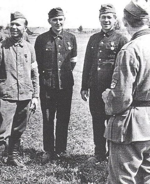 Хиви из РОА с наградами Вермахта. 1943 г. 