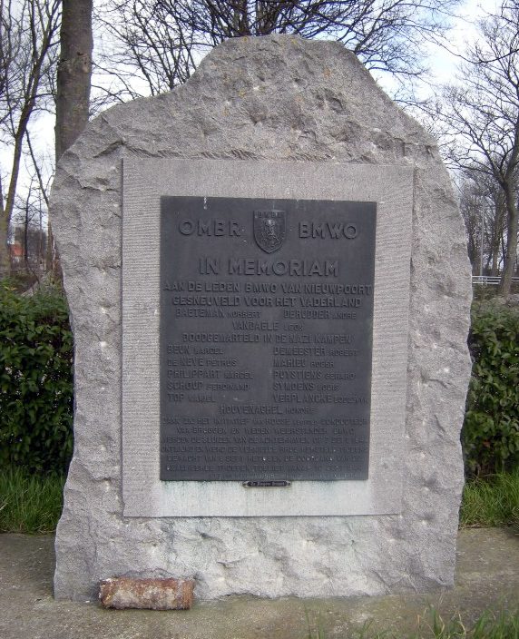 Муниципалитет Nieuwpoort. Мемориальный камень погибшим участникам сопротивления.