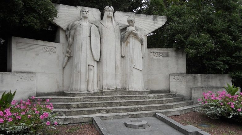 Муниципалитет Bressoux Памятник в честь жертв обеих войн. Скульптор - Оскар Берманс.