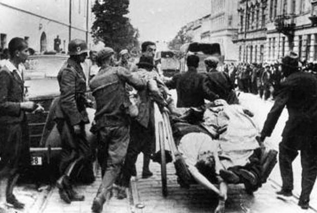 Немцы загоняют евреев в гетто. 1941 г.