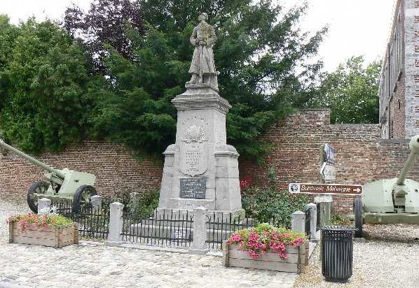 Муниципалитет Burdinne. Памятник погибшим воинам и жертвам обеих войн.
