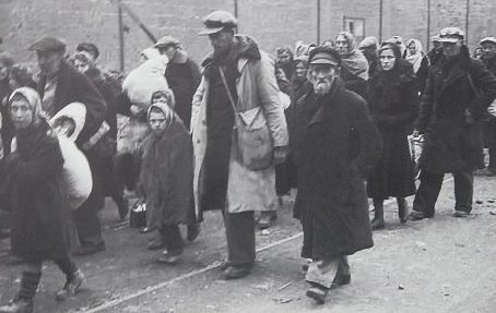 Одесские евреи на пути к артиллерийским складам на Люстдорфской дороге – месту казни. Октябрь 1941 г. 