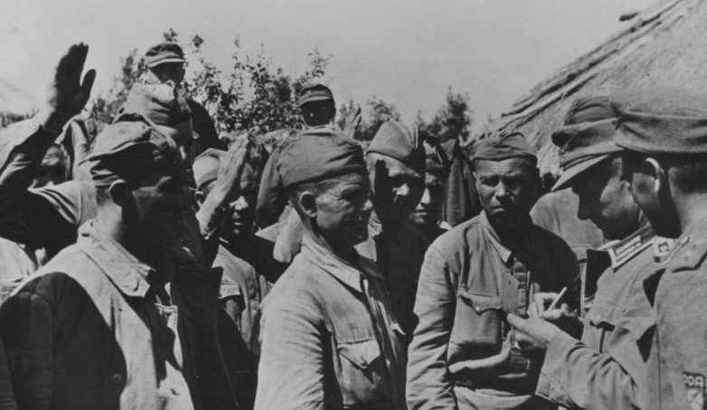 Военнопленные записываются в РОА. 1943 г.