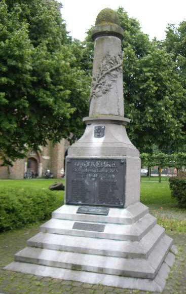 Коммуна Uitkerke. Военный мемориал воинам, погибшим в годы Второй мировой войны.