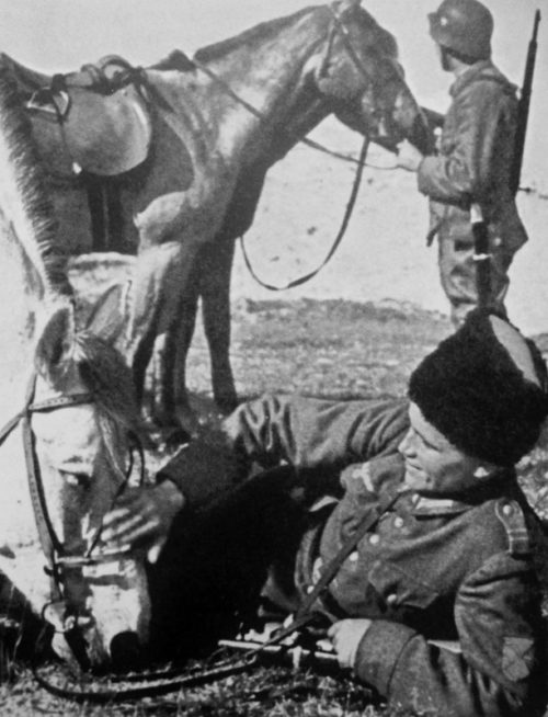 Казаки 5-го Донского полка 2-ой Кавказской бригады 1-ой казачьей кавалерийской дивизии на отдыхе. 1943 г.