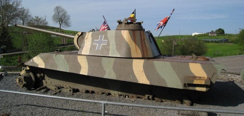 Муниципалитет Celless. Памятник-каркас немецкого танка на том месте, где наступление Фон Рундштедта было остановлено в 1944 году.