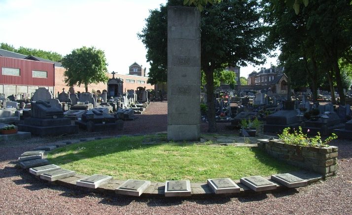 Муниципалитет Льеж (Lege). Памятник на общинном кладбище жертвам обеим войнам.
