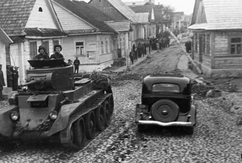 Танк БТ-7 на улице местечка Ракова. Сентябрь 1939 г.