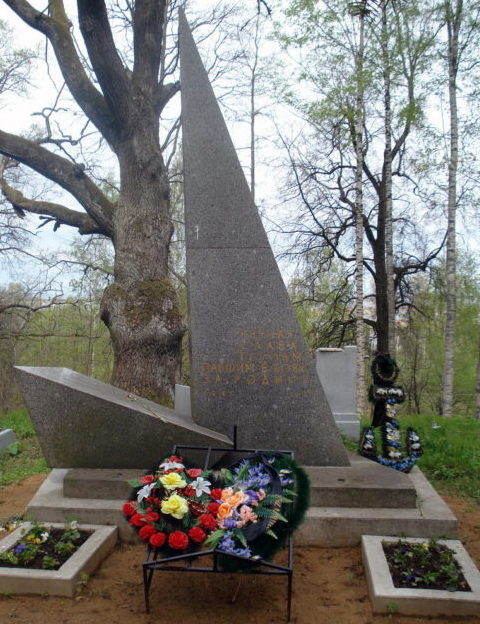 г. Ломоносов. Памятник на братской могиле, в которой похоронен 201 советский воин, умерший в 37-м военно-морском госпитале.