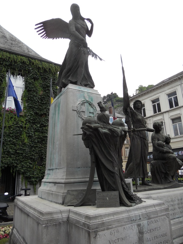 Муниципалитет Динент (Dinant). Памятник жертвам обеих войн. Скульптор - Huygelen Frans.