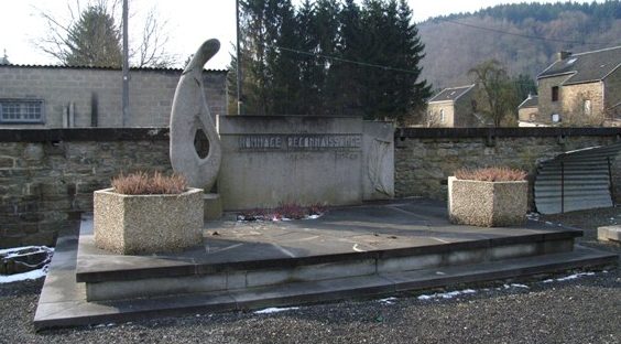 Коммуна Sprimont. Памятник погибшим воинам обеих войн на кладбище.