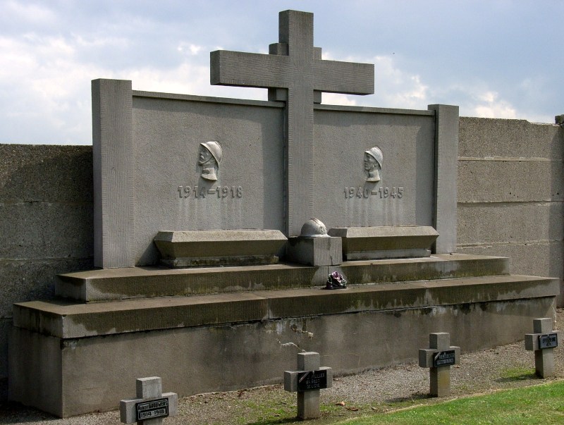 Коммуна Warsage. Памятник погибшим воинам и жертвам обеих войн на общинном кладбище. 