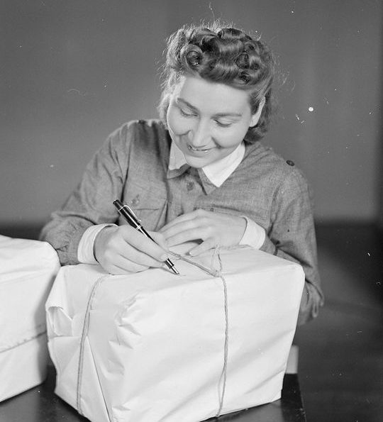 Члены организации пакуют посылки с подарками для фронта. 1941 г.