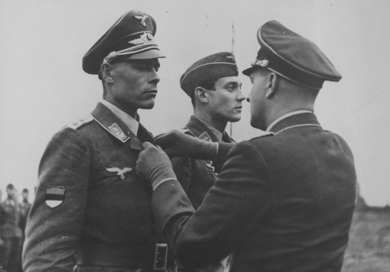 Награждение эстонского пилота Железным крестом 2-го класса. 1943 г.