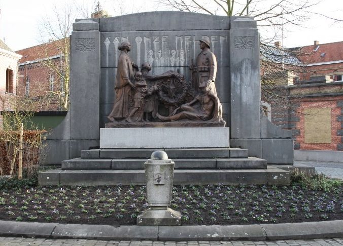 Муниципалитет Dendermonde. Военный мемориал был открыт в 1949 году в честь жертв Второй мировой войны. 