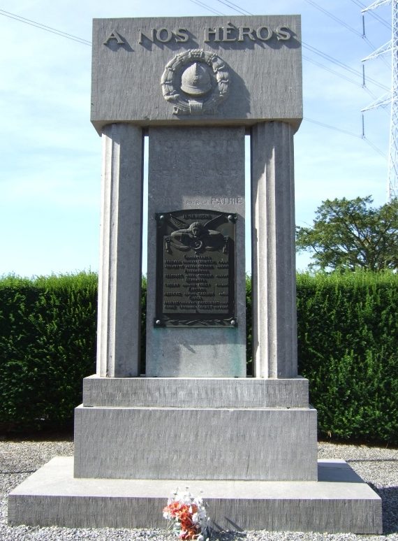 Муниципалитет Émines. Памятник героям обеих войн. 