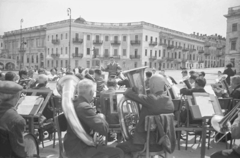 Музыканты на Приморском бульваре. Весна 1942 г.
