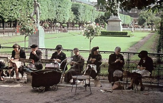 Парижанки в саду Пале-Рояль. 1942 г.
