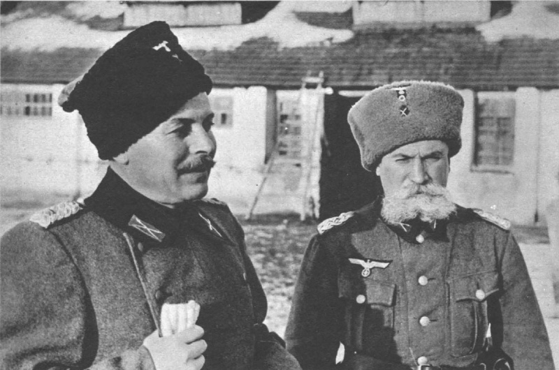 Командир 5-го донского полка вермахта, бывший майор Красной Армии Кононов (слева) с адъютантом. 1943 г.