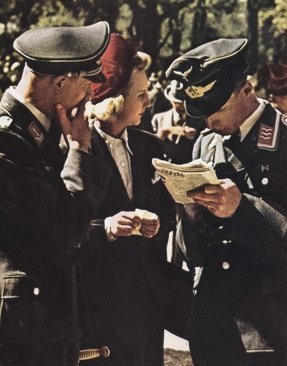 Немецкие офицеры и француженки на ипподроме. 1942 г.