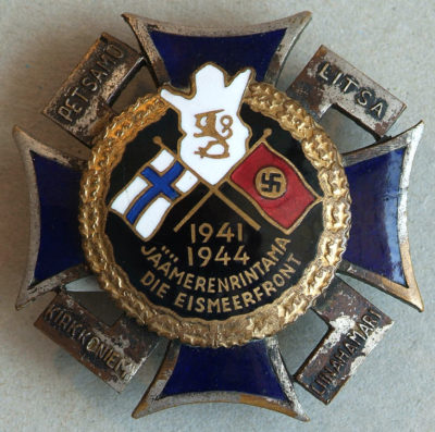 Крест Лапландского фронта с черной эмалью и датой «1941-1944» в нижней части.