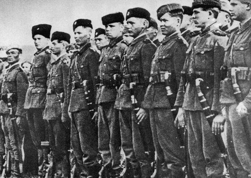 Казаки из состава немецких войск на построении. 1943 г.