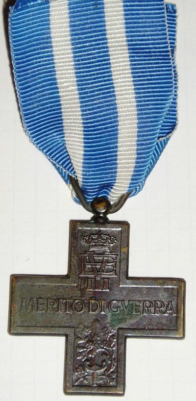 Аверс и реверс креста «За военные заслуги» Королевства Италии.