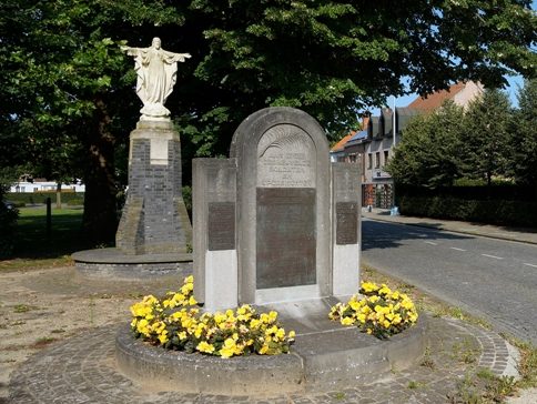 Муниципалитет Mariakerke. Мемориальный камень жертвам обеих мировых войн.