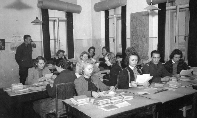 «Лотты» в качестве переводчиков на штабной работе. 1941 г.