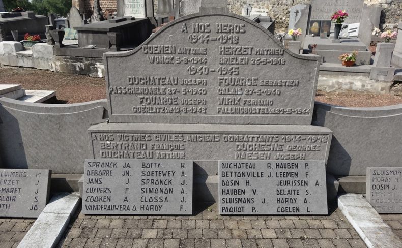 Коммуна Wonck. Памятник погибшим воинам и жертвам обеих войн на кладбище.