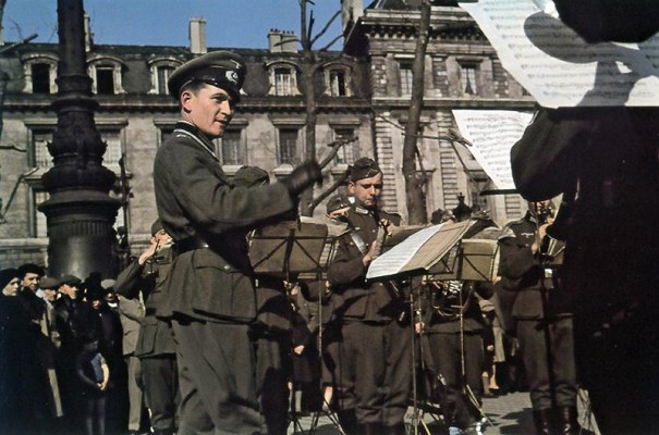 Немецкий оркестр на площади Республики. 1942 г.