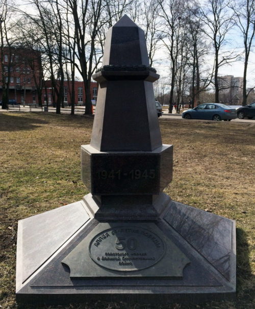 г. Сестрорецк. Памятный знак в честь победы, установленный в 2013 году на площади Свободы.