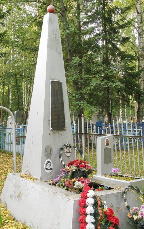 Памятник на братской могиле моряков, погибших в советско-финской войне.