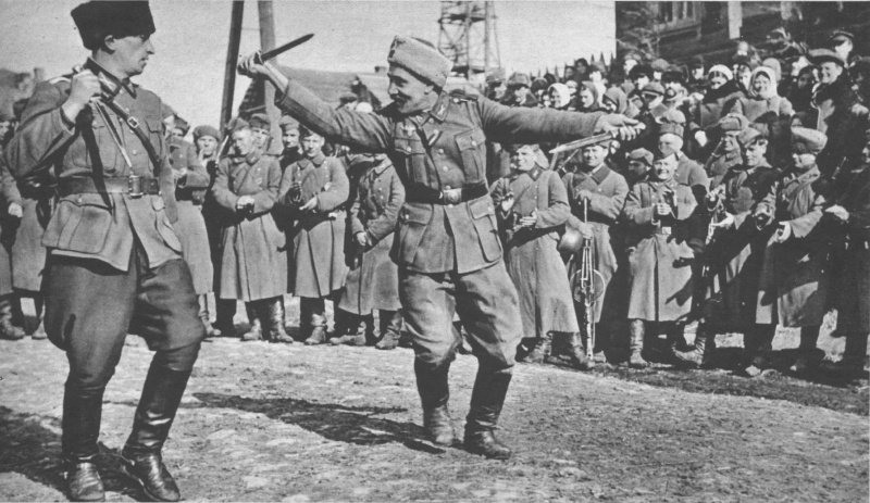 Казаки из 5-го донского полка вермахта танцуют для немецкого корреспондента. 1943 г. 