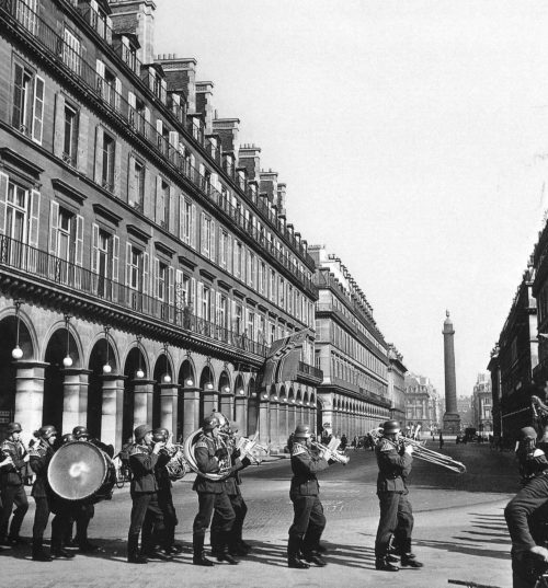 Немецкий оркестр на улицах города. 1942 г.