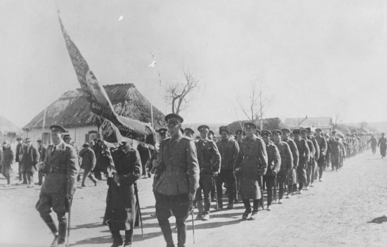 Парад 1-го Синегорского казачьего Атаманского полка вермахта со знаменем в одном из сел Украины. 1943 г.