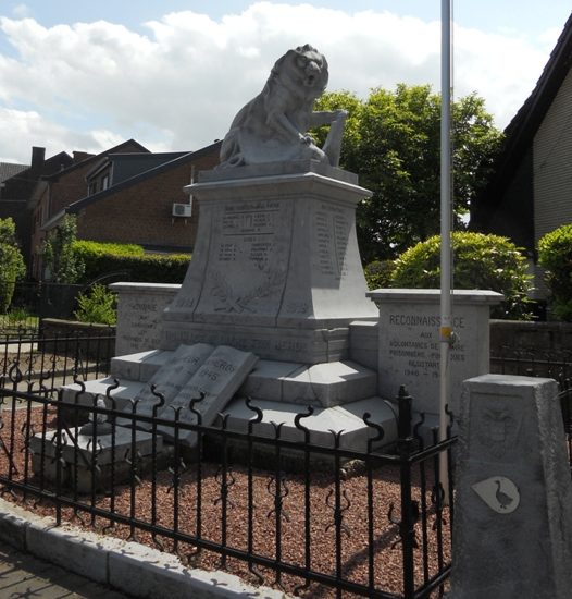 Коммуна Lixhe. Памятник у школы погибшим воинам и жертвам обеих войн.