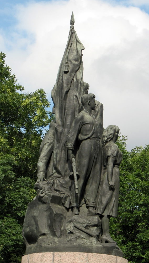 Скульптурная группа памятника. 