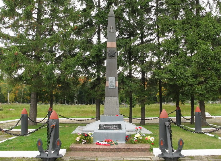 Памятник на братской могиле экипажа линкора «Марат». 