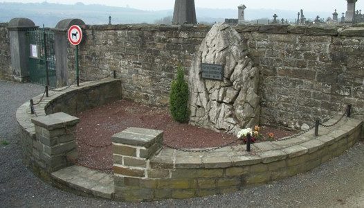 Коммуна Comblain-au-pont. Мемориал погибшим в обеих войнах на кладбище.