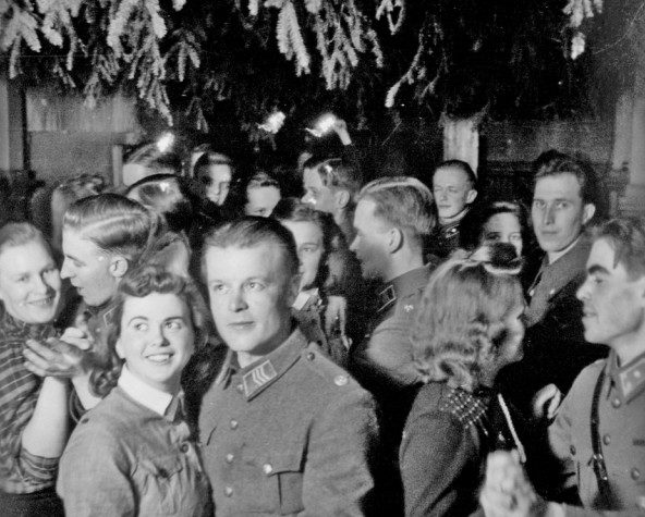 «Лоты» и финские солдаты встречают Рождество в оккупированном Петрозаводске. 1942 г.