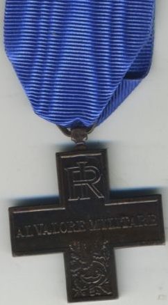 Аверс и реверс креста «За военные заслуги» Итальянской Республики.