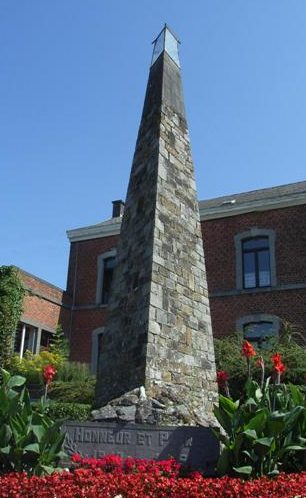 Коммуна Comblain-la-tour. Военный мемориал памяти жертв 1940-1945 годов.
