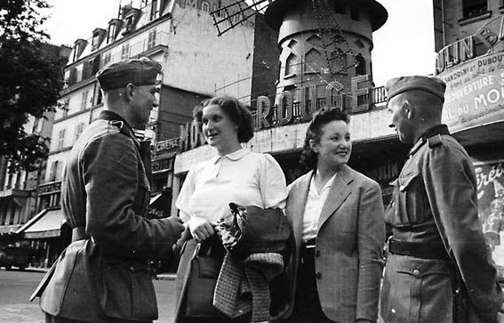 Парижанки с немецкими солдатами. 1942 г.