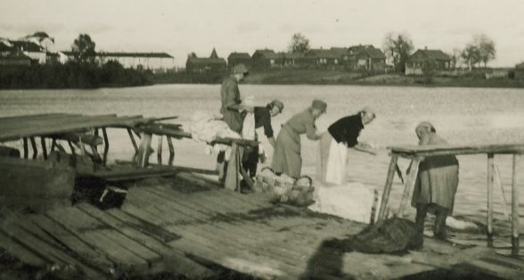 «Лоты» стирают бельё в оккупированной Карелии. 1942 г.