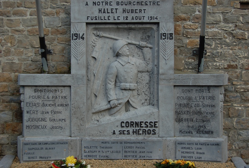 Муниципалитет Cornesse. Памятник у церкви погибшим воинам в обеих войнах. 