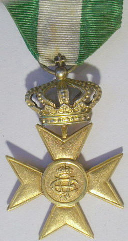 Золотой знак креста с короной «За выслугу лет» (40 лет).